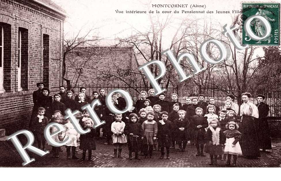 vue interieure de la cour du pensionnat des jeunes filles