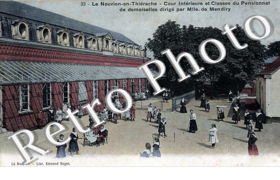 Cour interieure du pensionnat. Melle de Mendiry