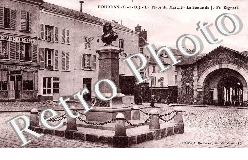 La place du marche - La statue de J.-Fr. Regnard