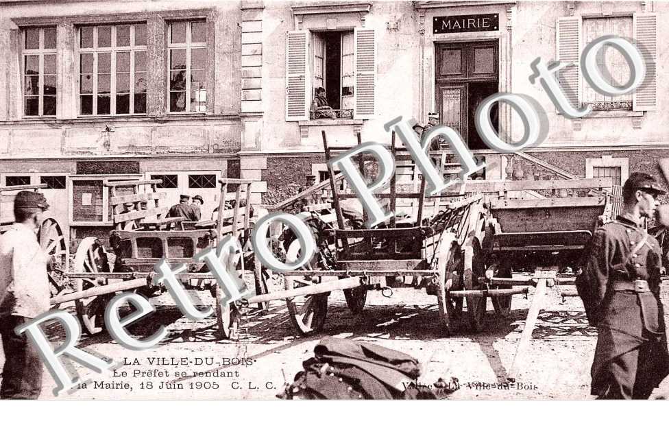 Le Prefet se rendant a la Mairie, juin 1905