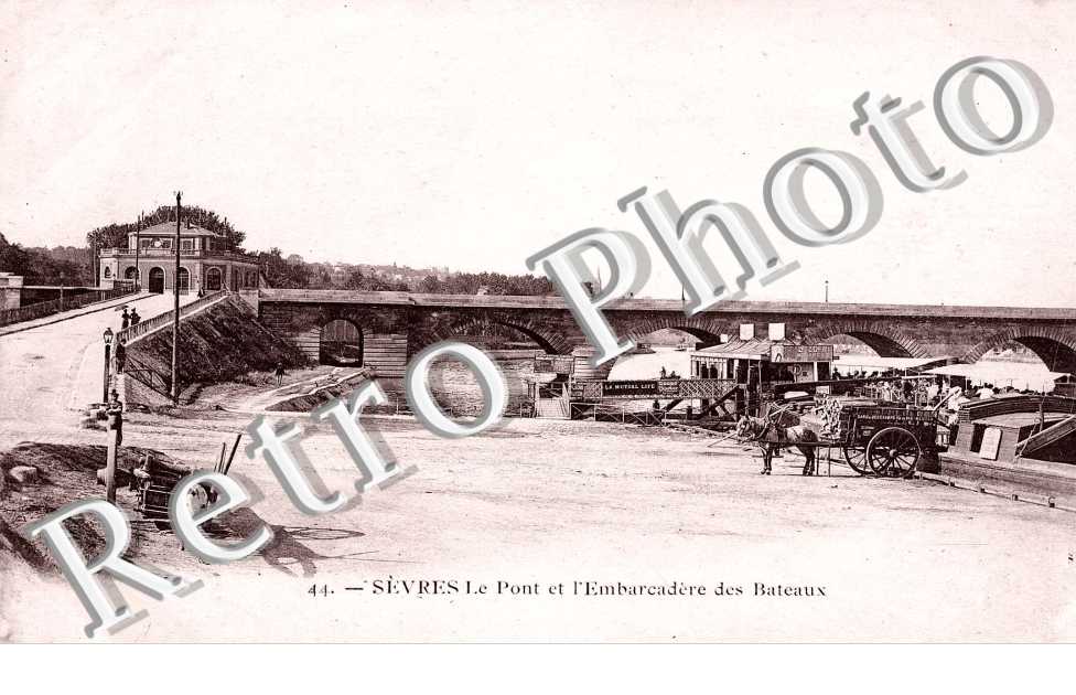 Le pont et l&#039;embarcadere des bateaux
