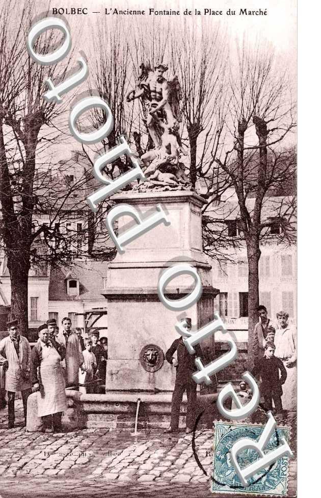 L&#039;ancienne fontaine de la place du marche