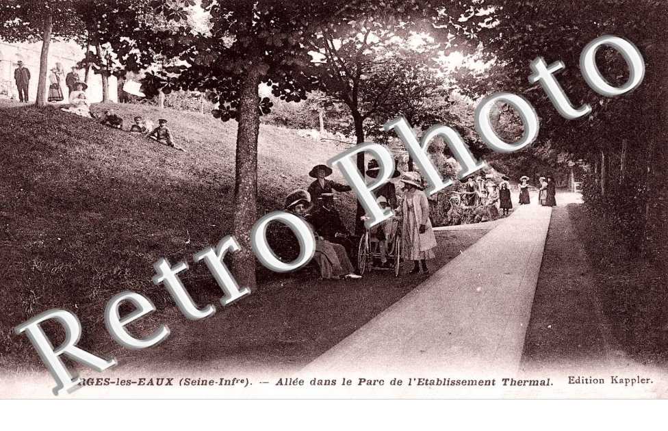 Allee dans le parc de l'etablissement thermal