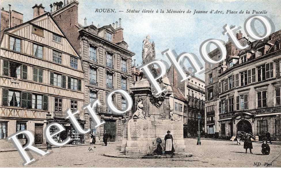 Statue elevee a la memoire de jeanne d'Arc - Place de la Pucelle