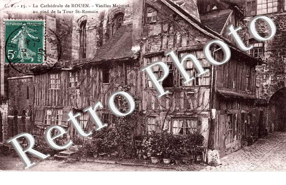 Vieilles maisons au pied de la Tour saint Romain
