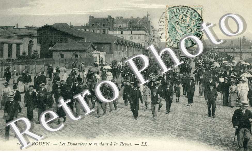 Les Douaniers se rendant à la Revue