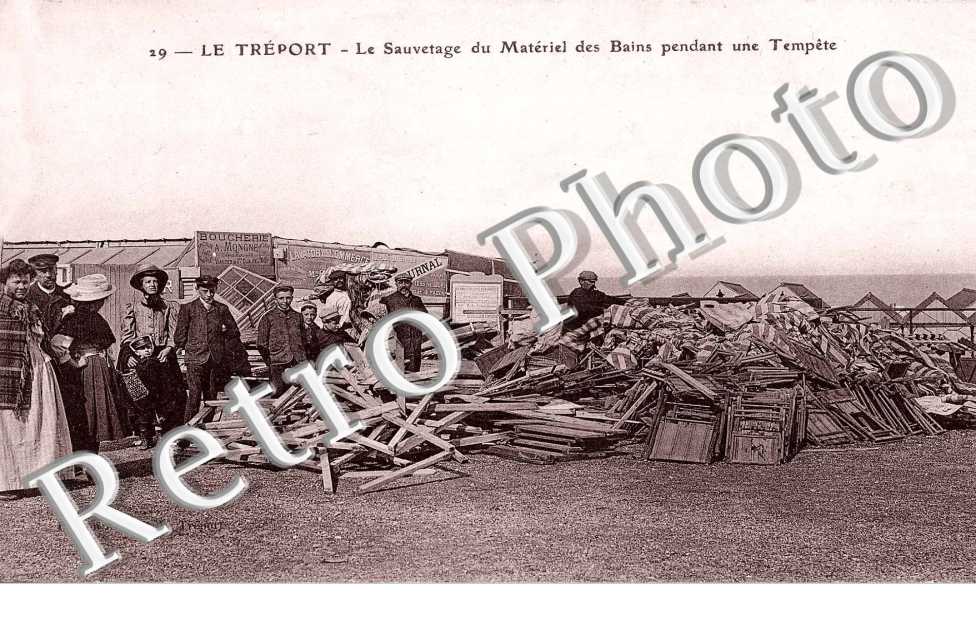 Le sauvetage du materiel des bains pendant une tempete