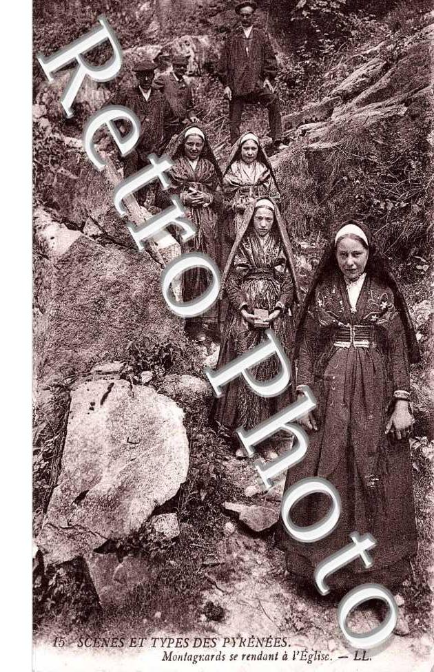 montagnards se rendant a l&#039;eglise