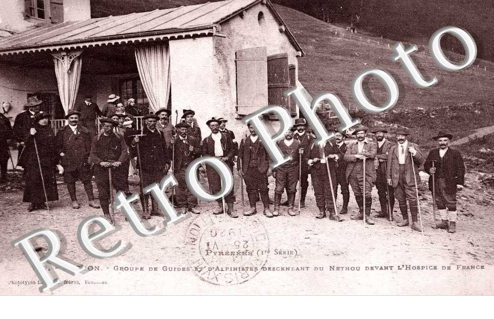 Groupe de guides d'alpinistes descendant du Nethou devant l'hospice de France