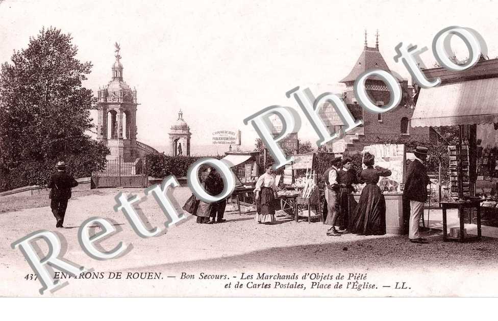 Les marchands d'objets de piete et de cartes postales - Place de l'eglise