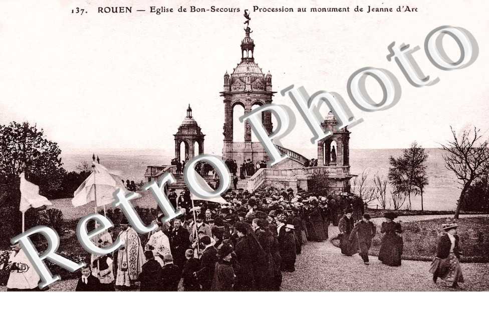 Eglise - Procession au monument de Jeanne d'Arc