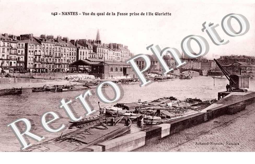 vue du quai de la Fosse prise de l&#039;Ile Gloriette
