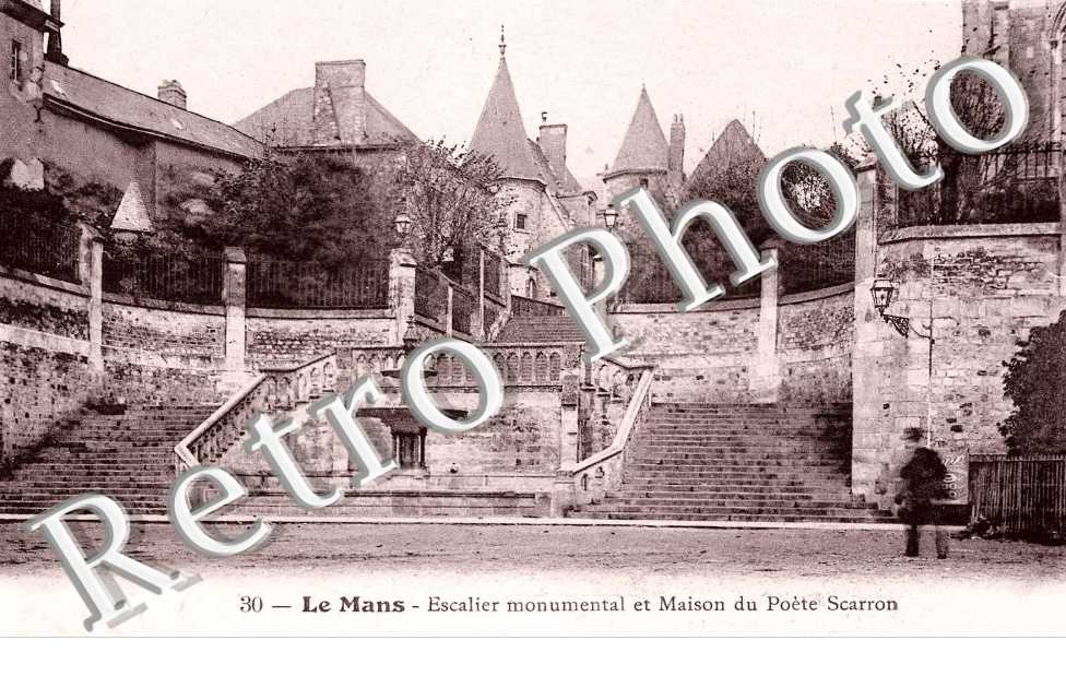 Escalier monumental et maison du poste Scarron (couleur)