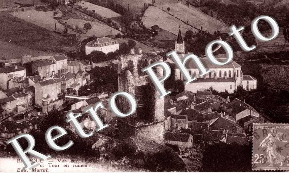 vue sur l&#039;eglise et tour en ruines