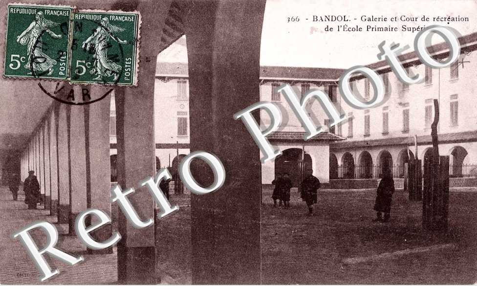 Galerie et Cour de recreation de l&#039;Ecole Primaire Superieure