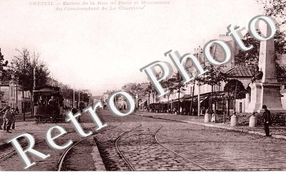 Entree de la rue de Paris et monument du commandant de la Charriere