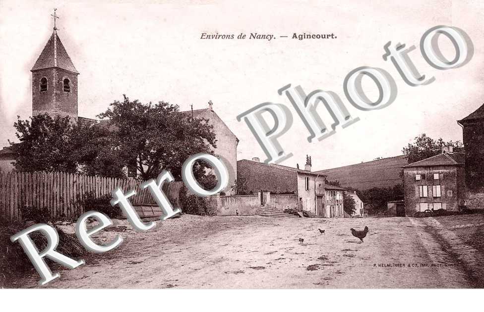 ( une rue et l'Eglise au fond )