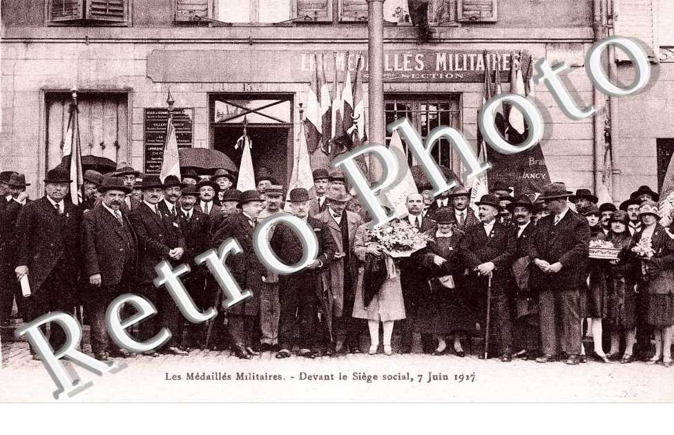 les Medailles Militaires devant le siege social, 7 juin 1917