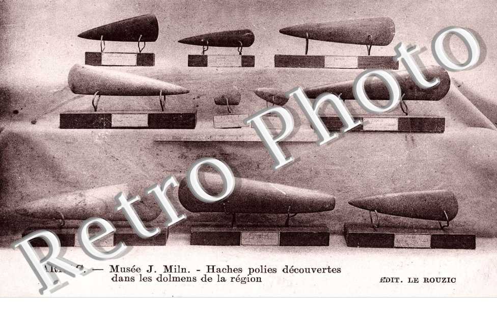 Musee J. Miln - Haches polies decouvertes dans les dolmens de la region