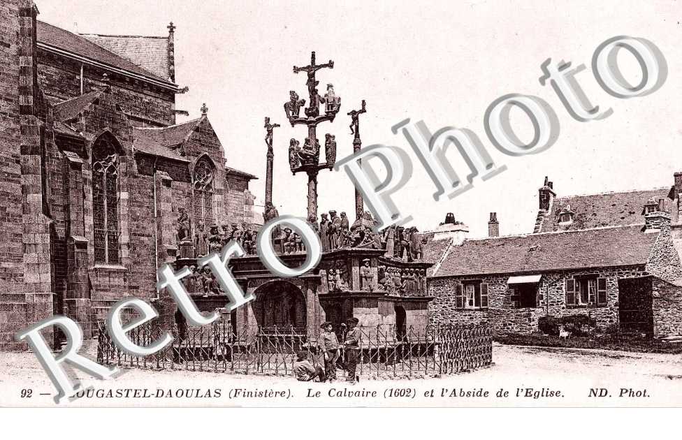 LE CALVAIRE et abside de l&#039;eglise