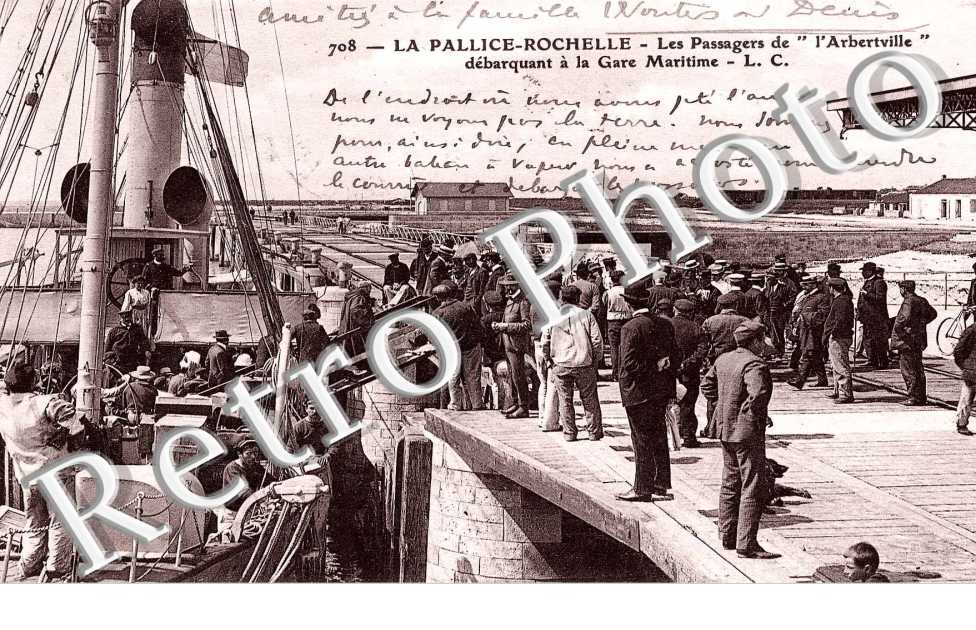 LA PALLICE  les passagers de l'Arbertville debarquant a la gare maritime