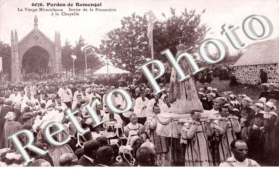 pardon de Rumengol, la vierge miraculeuse, sortie de la procession a la chapelle
