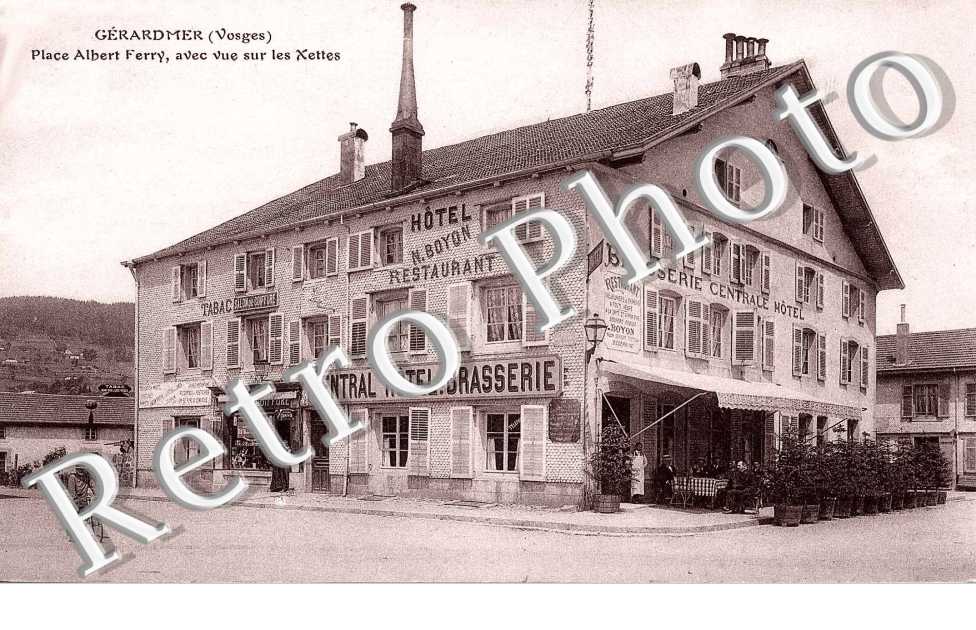 Place Albert Ferry avec vue sur les Xettes