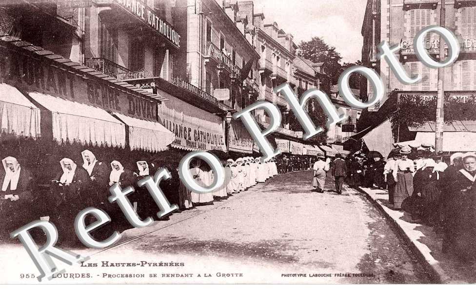 PROCESSION SE RENDANT A LA GROTTE