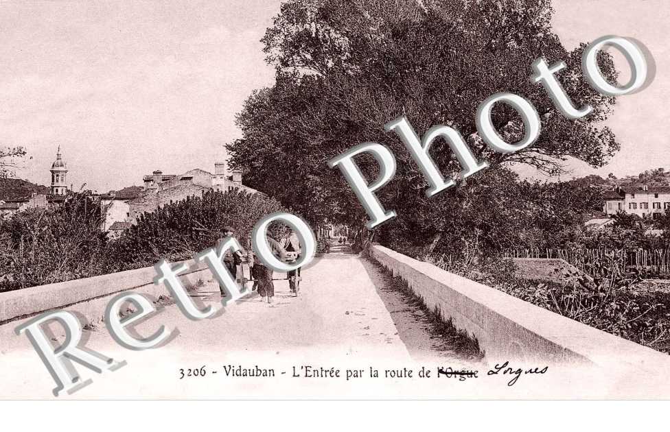 l'Entrée par la Route de Lorgues