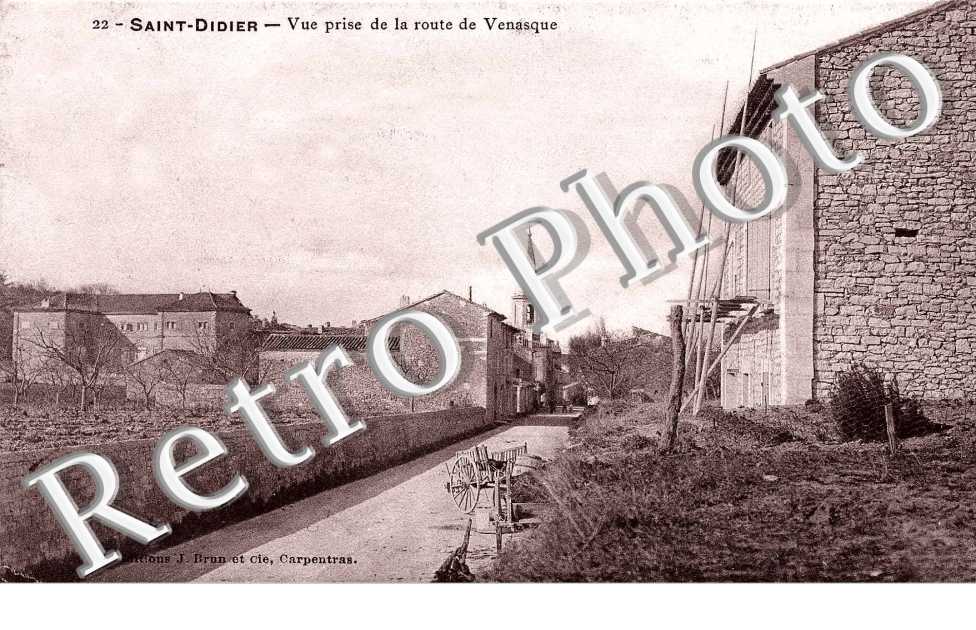 Vue prise de la route de Venasque