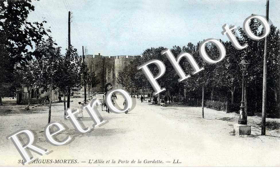 l'allee et la porte de la Gardette