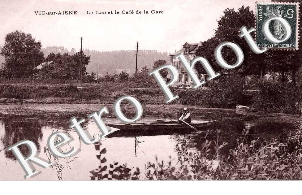 LE LAC ET LE CAFE DE LA GARE