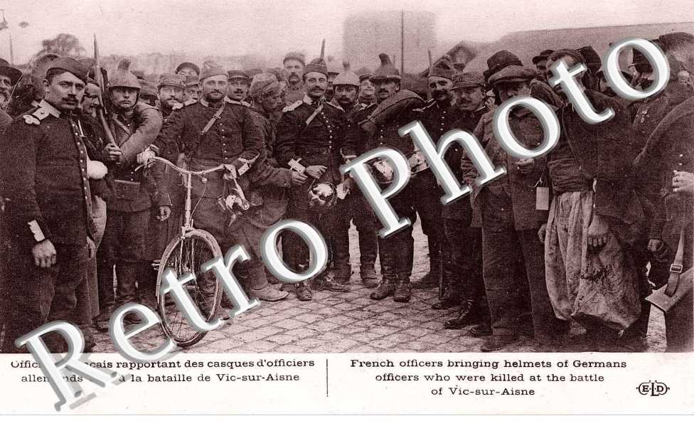 officiers francais rapportant des casques d'officiers allemands