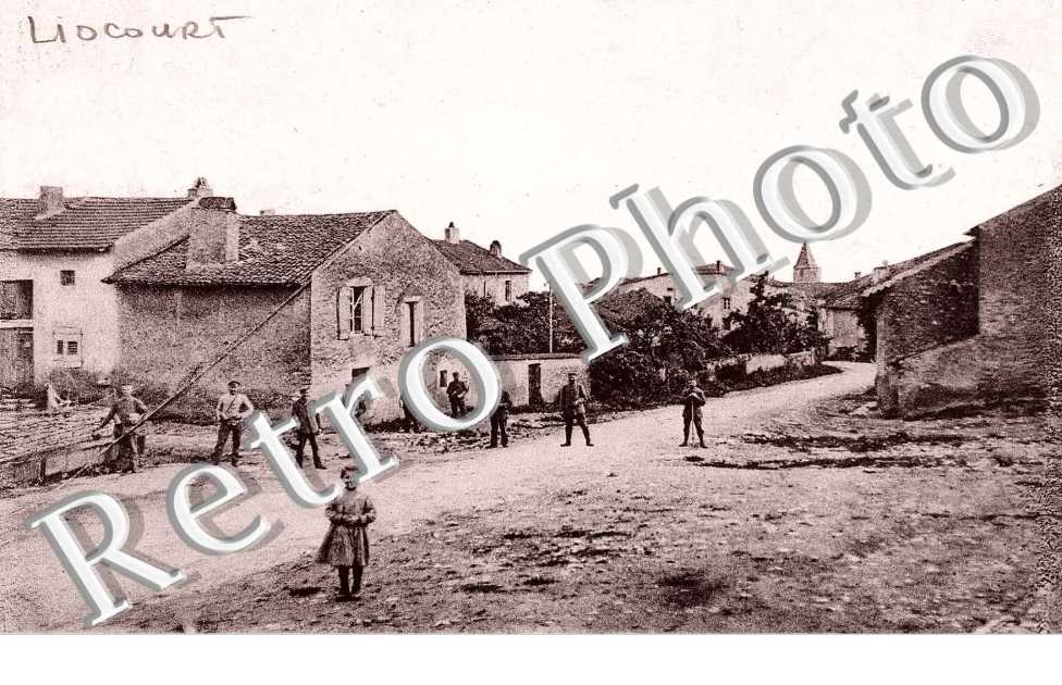 Soldats posant dans une rue