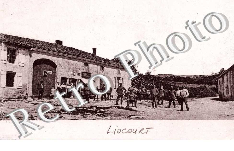 Soldats posant dans une rue