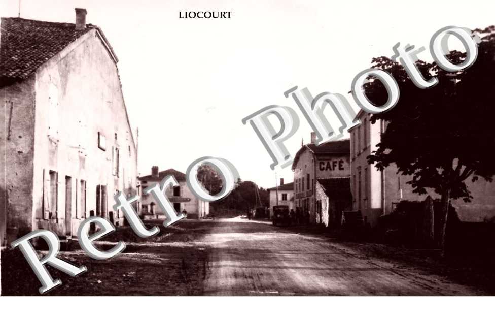 (UNE RUE + AFFICHE CAFE A DROITE)
