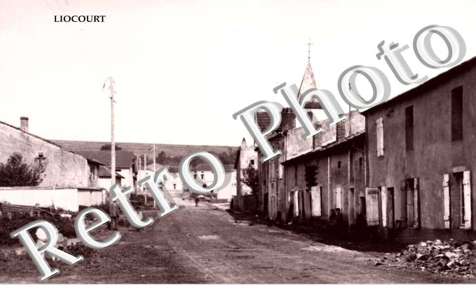 (UNE RUE AVEC CLOCHER A DROITE)