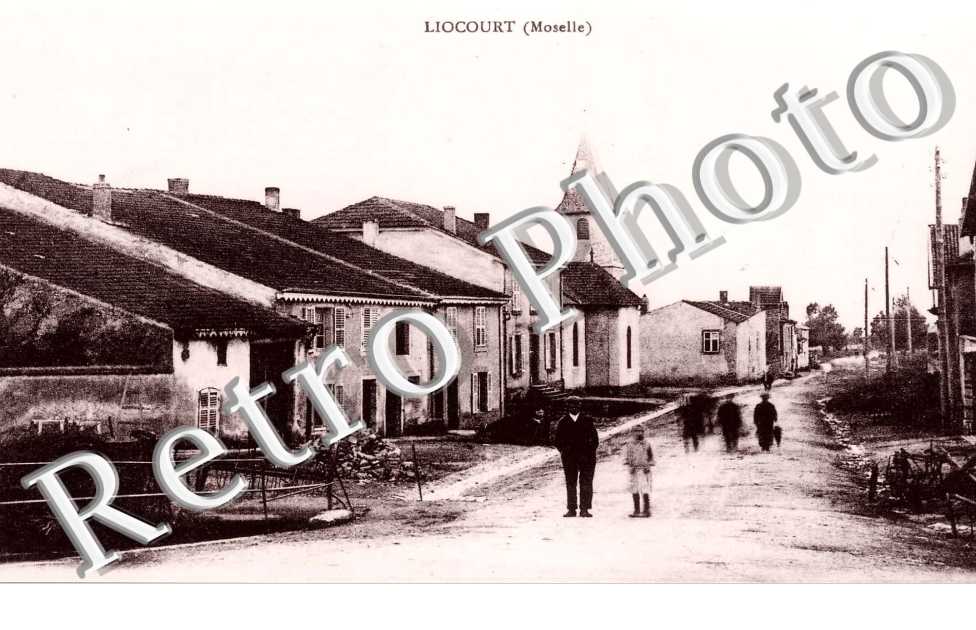 UNE RUE + 1 HOMME ET 1 ENFANT AU PREMIER PLAN)