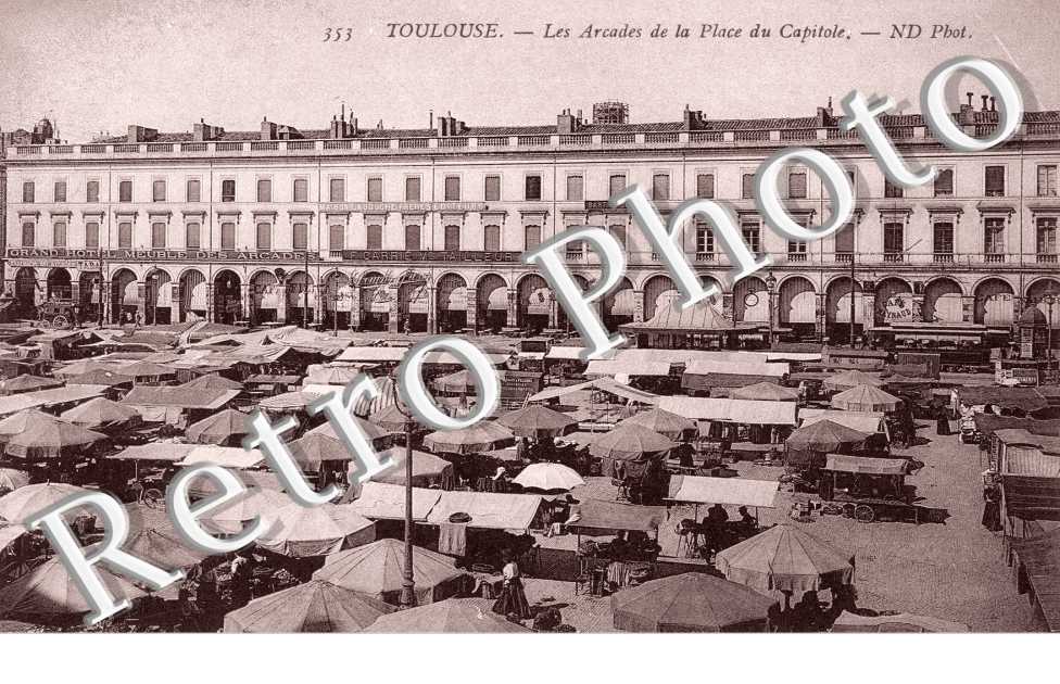 les arcades de la place du CAPITOLE