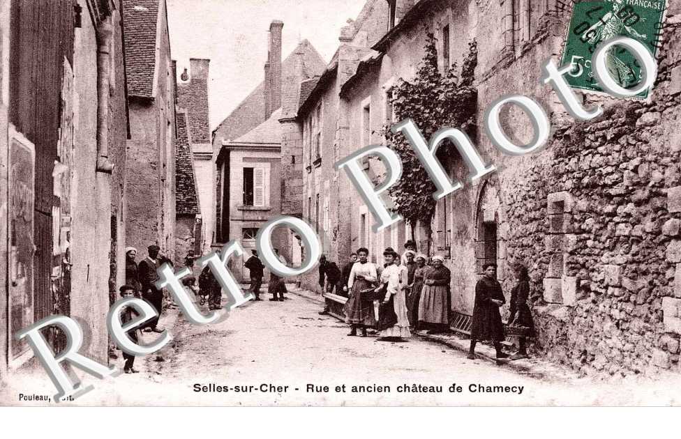 rue et ancien chateau de Chamecy