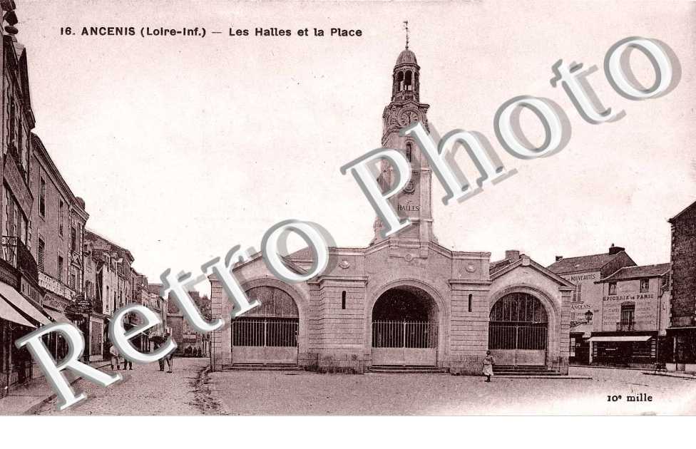 les halles et la place.