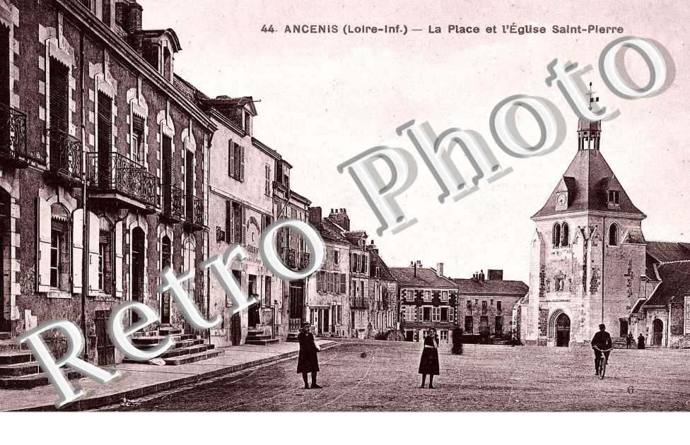 La place et l&#039;Eglise saint Pierre.