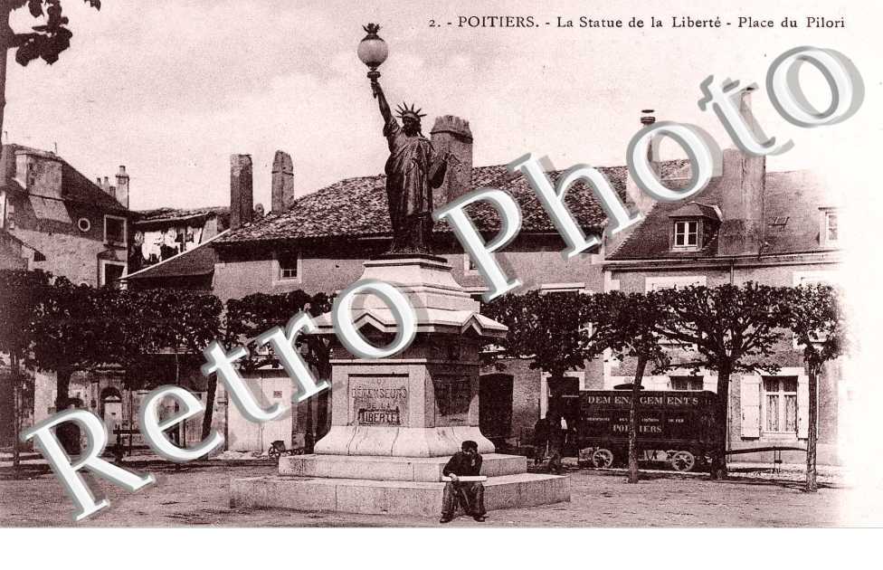 place du Pilori  LA STATUE DE LA LIBERTE
