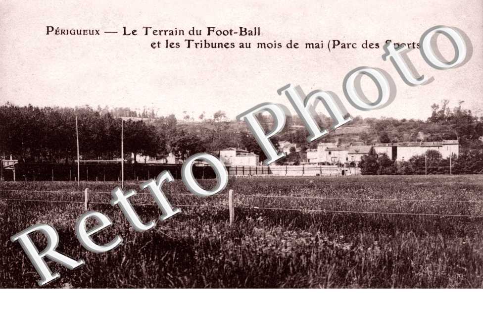 le terrain Foot-Ball (rugby) et les tribunes au mois de mai (parc des sports)