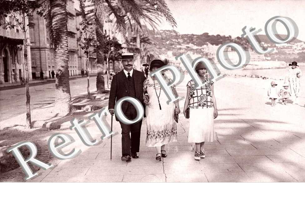 (une famille en promenade)