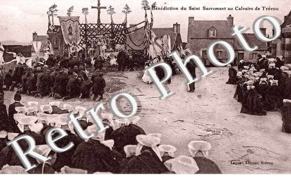 la benediction du Saint Sacrement au calvaire de Trevou