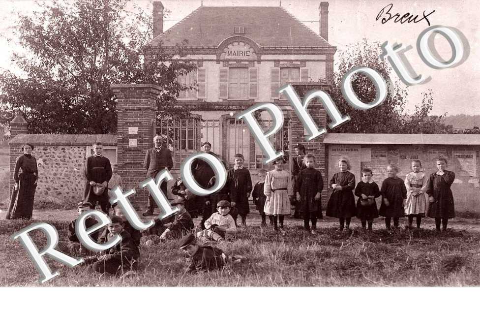 Groupe de personnes devant la Mairie