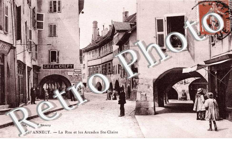 La rue et les arcades Sainte-claire