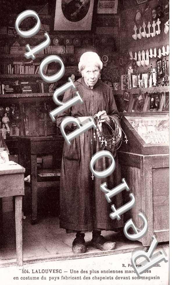 Une des plus anciennes marchandes fabricant des chapelets