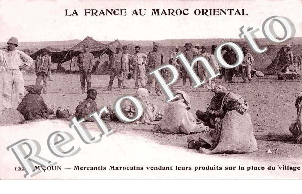 Mercantis vendant leurs produits sur la place du village